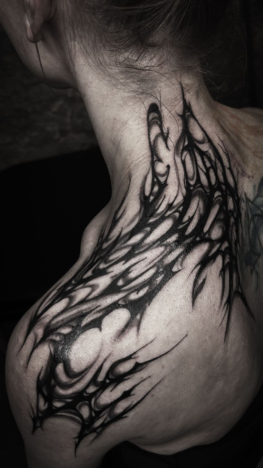 Dark organic flow on neck